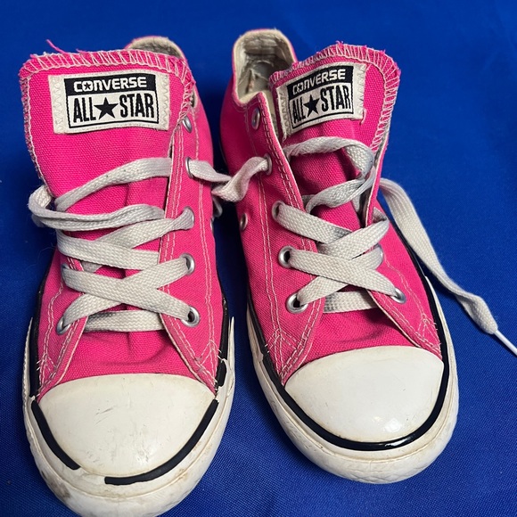 Girls Size 2 Hot Pink Converse low top Chuck Taylor’s. - Picture 6 of 6